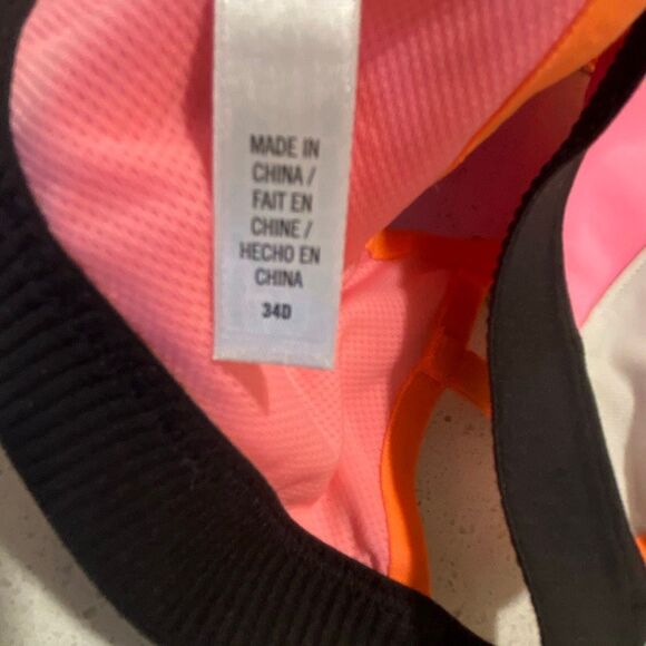 Victoria’s Secret sports bra size 34D - Picture 7 of 7